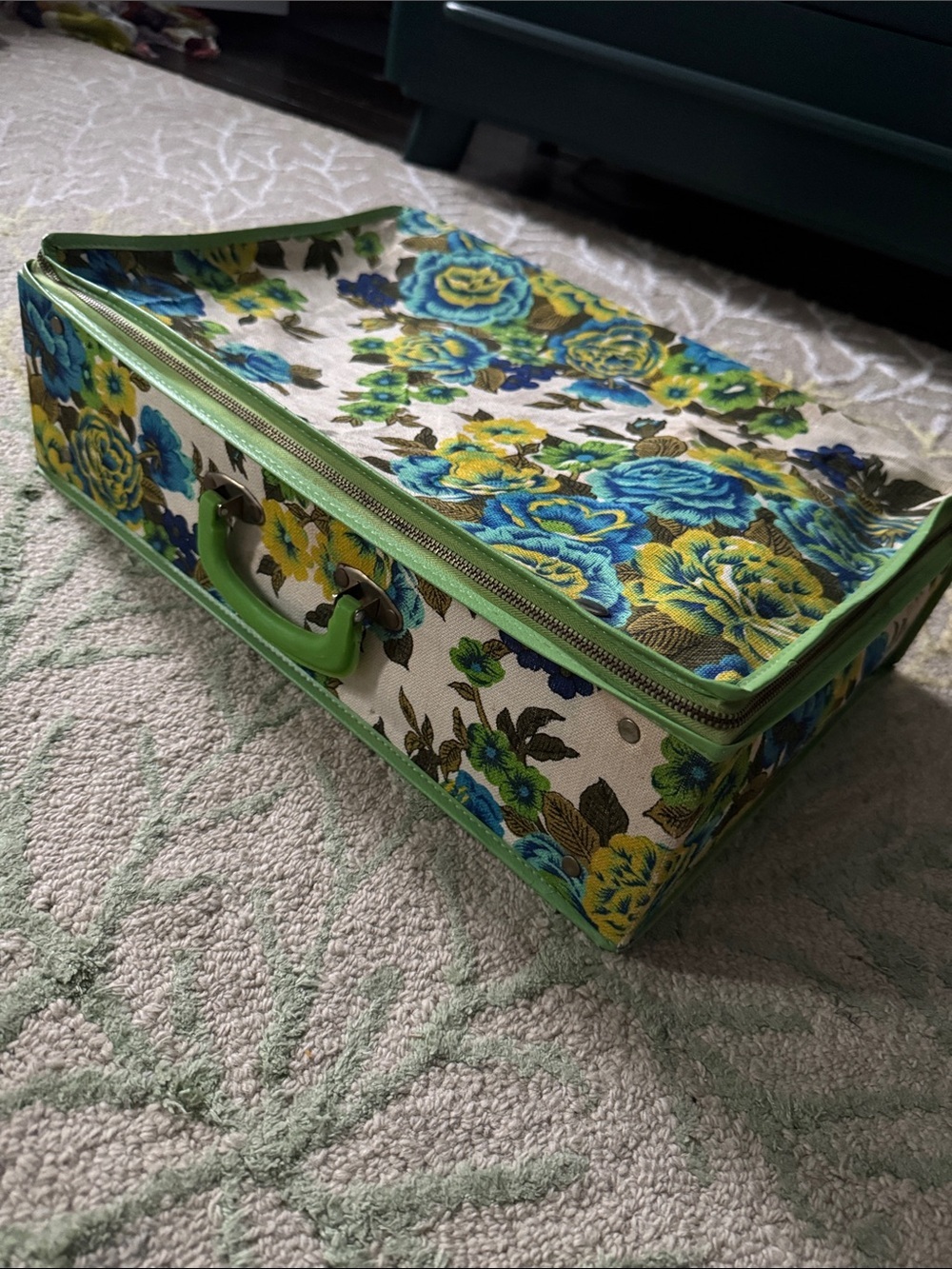 Vintage 1960s floral fabric canvas suitcase - Picture 2 of 6
